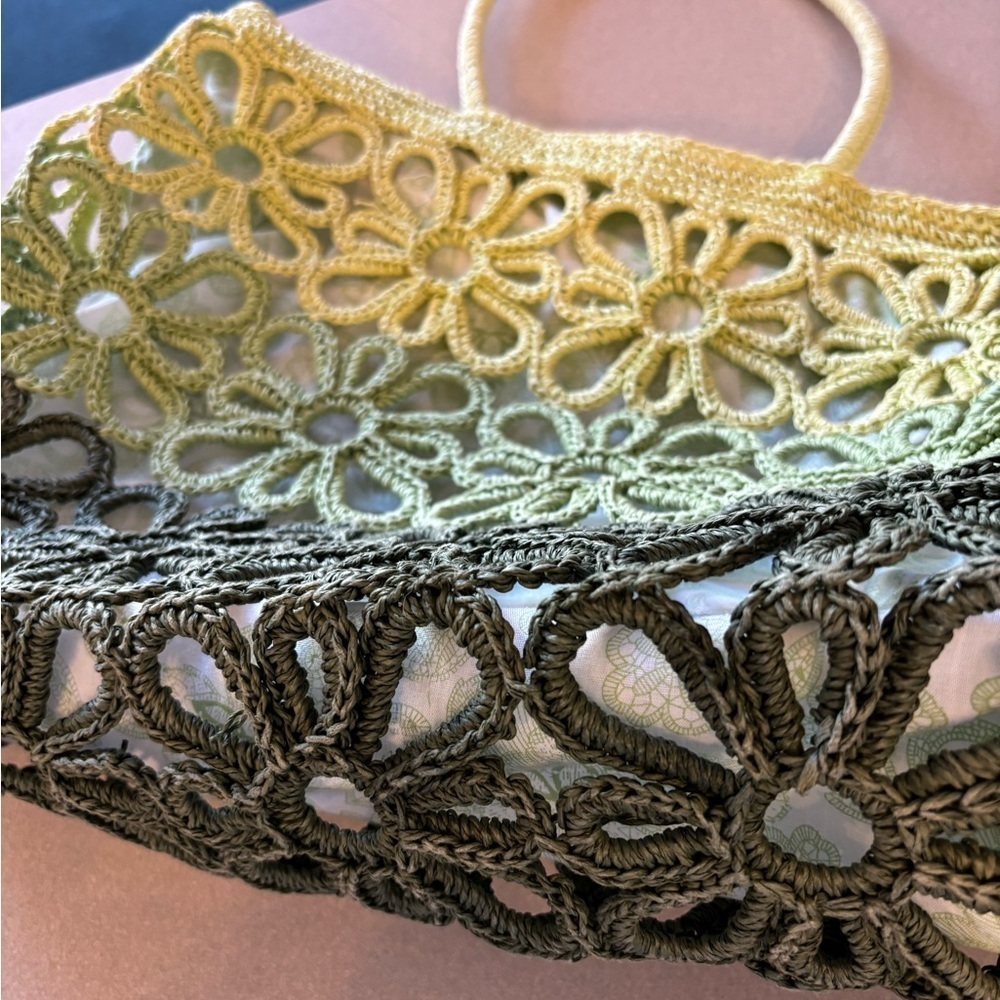 Sun and Sand Ombre Green Rattan Crochet Daisy Beachy Tote - Picture 4 of 8